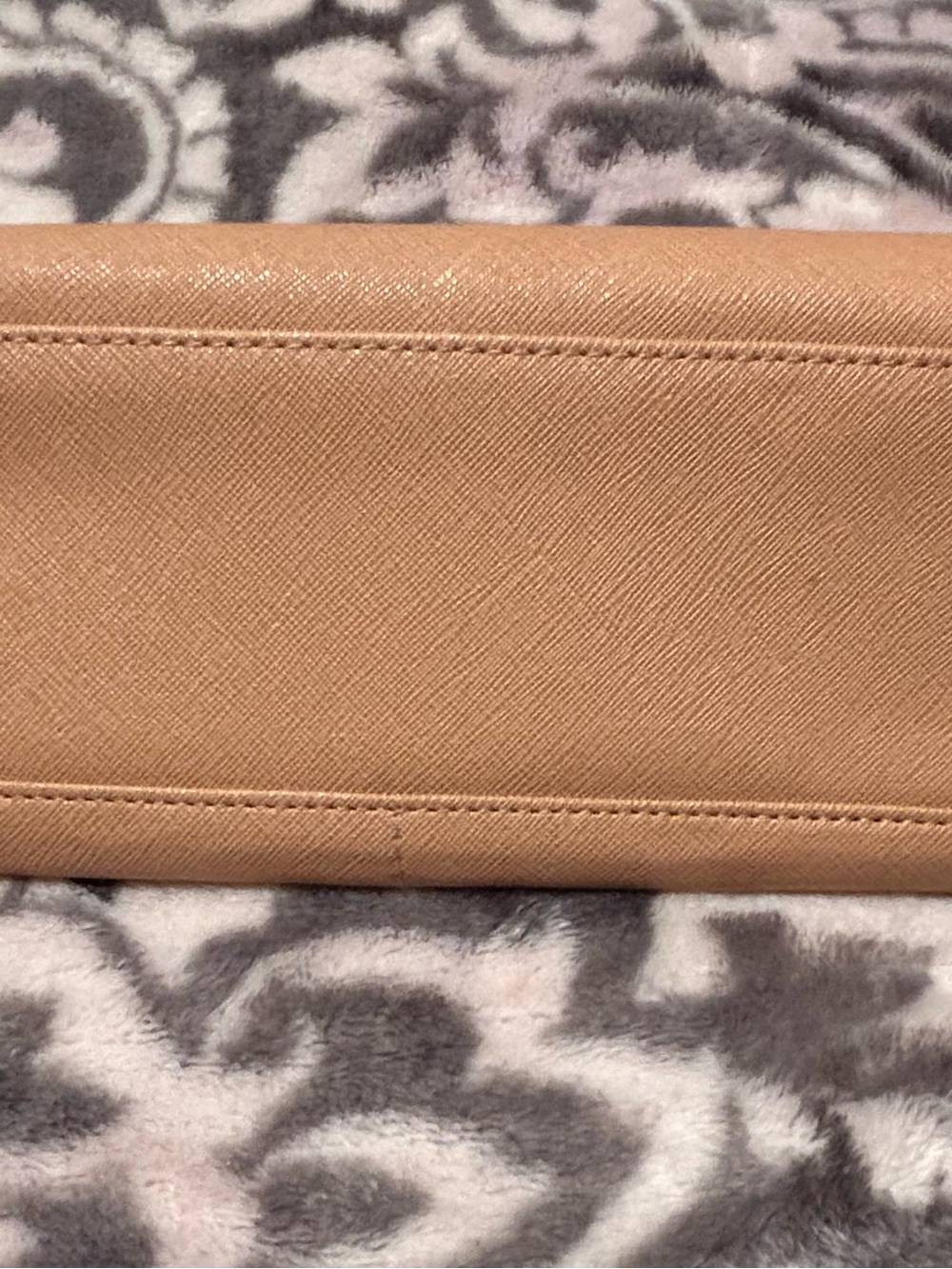 GUESS Beige Tan Triangular Logo Wallet - Picture 2 of 4